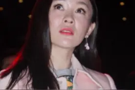 霍思燕太敢穿了！裙子短到离谱，一双大粗腿特别抢镜图片