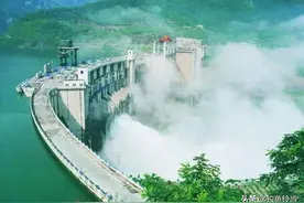 葛洲坝拦江截流40年，斩断洄游鱼的线路，库里还有超大鱼存在吗图片