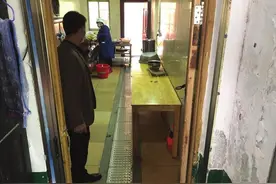 开学在即，岳阳这所学校的食堂里却流满了粪水，学生安全谁来保障？图片