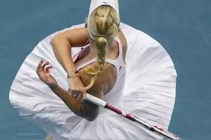 正手击球加速，拍头须绕着拍柄转图