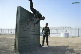 翻高墙、爬云梯、负重跑……练兵场就是这样“燃”图片