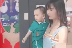 “冻龄姥姥”走红，抱外孙逛商场更像母子，网友：姥爷太幸福了图片