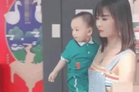 “冻龄姥姥”走红，抱外孙逛商场更像母子，网友：姥爷太幸福了图片