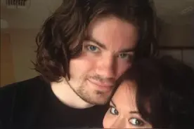 ​美国男子送临盆妻子去医院发现关门了，妻子被迫在停车场生下娃图片