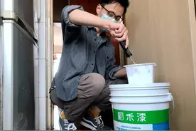 一人清理一栋楼！90后小伙涂刷楼道小广告 "干这点活是举手之劳"图片