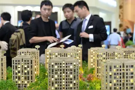 普通房子降价无人问津，上千万豪宅3天卖一套，房价、收入脱节图片