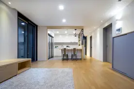 一家3口的低欲望生活，客厅不摆沙发卧室不买床，反而越住越舒服图片