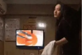 足疗店小妹因长得像当红女星火了！相似度太高了，被围观暂停营业图片