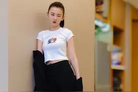 宋祖儿耍酷大摆pose 却被这只狗实力抢镜图片