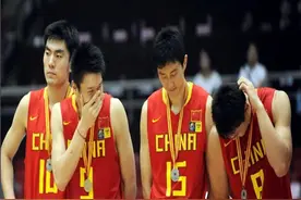 中国男篮当年的“偷笑门”，溃败领奖却偷笑，而郭士强却成背锅侠图片