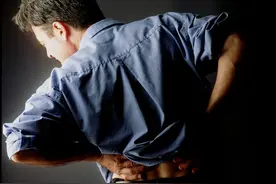 前列腺受损严重，导致腰酸腰痛、小腹坠胀，医生是如何治疗的？图片