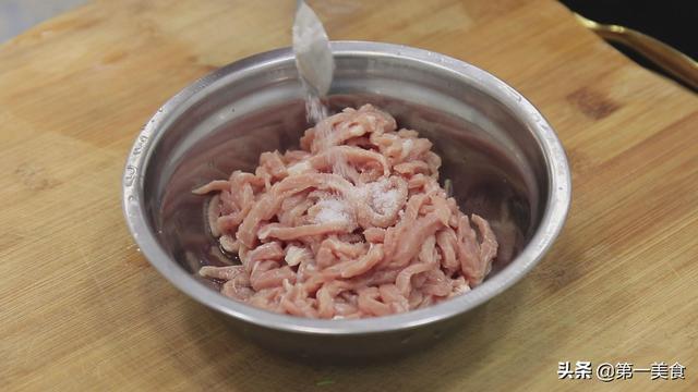大厨教你水作牛肉丝的家常做法，食材简单，香辣可口，好吃又下饭