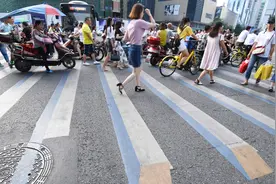 3D立体斑马线太好用，车主路过都想踩刹车，市民：应大力推广视频封面