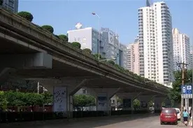 贵阳这“尴尬”居民楼，位于高架桥下方，这是先有桥还是先有楼？图片