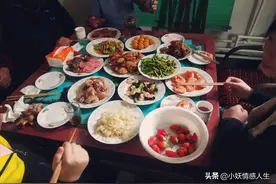 山东人吃饭女人不能上桌？在这我给大家解一下这个迷之问题！来！图片