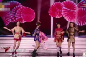 金莎掉扇子在《浪姐》现场大哭，看看其他明星如何化解舞台失误？图片