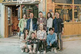 60岁宋丹丹演45岁刘敏涛妈妈，头发花白坐C位，沙溢笑成表情包图片