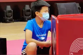 教子有方！王楠11岁儿子为国乒“捡球”，亿万富豪老公：随他娘图片