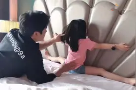 伊能静带女儿探班老公，秦昊陪娃疯玩显宠溺，米粒一字马秀小长腿图片