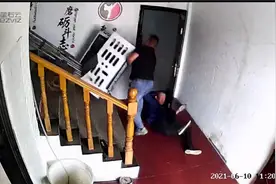 男子用身体挡住空调外机救下搬运工：是位退伍军人，多次做好事图片