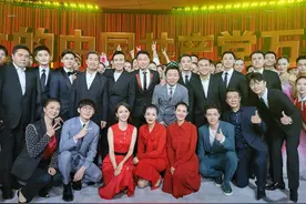 朱亚文晒幕后合影，刘涛佟丽娅高圆圆三美同框！黄渤的举动好绅士图片
