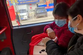 “蓝朋友”出动！军嫂早产生子难回家 心急如焚向消防员求助图片