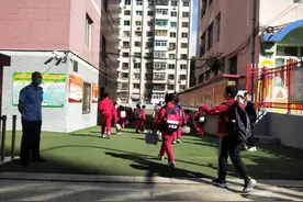 「五线故事」清晨，抓拍孩子们上学路上的身影图片