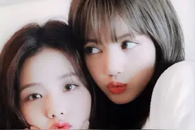 Lisa 和 jisoo 白色姐妹花图片