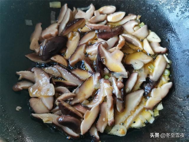 油菜和香菇天生是一对，素炒更美味，油菜翠绿，香菇味美下饭
