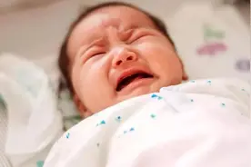 孩子就喜欢被抱着走，一放下就哭闹不停？要想解决，要先了解原因图片