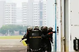 驻澳门部队组织特战队员进行多科目连贯考核图片