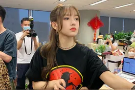 程潇出席某活动原相机生图曝光，黑t恤配黑色A字裙，皮肤状态超好图片