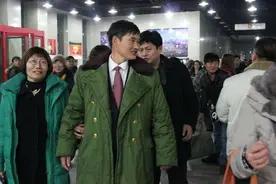 台上朴实农民，台下猫腻不断，大衣哥朱之文被恩人张晓磊揭了老底图片