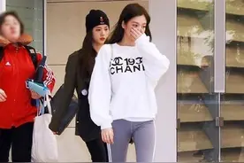 blackpink齐亮相，智秀针织帽改走酷帅风，智妮健美裤罕见随性图片