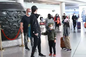 梅婷一家四口罕合体！夫妻二人和儿子手牵手，7岁女儿独自拉行李图片