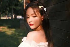 杨超越单飞后更美了，穿超短裙配高跟鞋，大方秀美腿引得众人羡慕图片