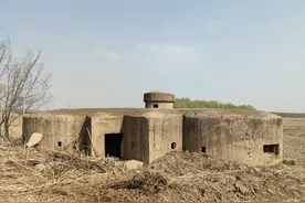 沈阳浑南中路旁发现一座碉堡，隐藏在农田之中，小伙拍下内部画面图片