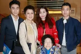 赌王99岁亲姐何婉鸿，守寡43年后，与赌王四太一家走的很近图片