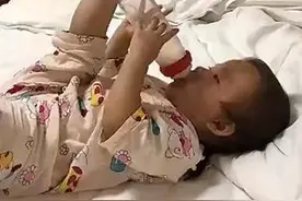 宝宝“奇葩”姿势喝奶引热议，网友：中国人会功夫又添“实锤”了图片