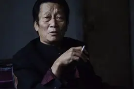 这个敢打市委书记巴掌的乞丐竟救了新中国，邓小平还让他成了首富图片