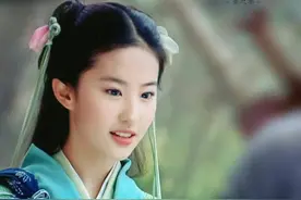 刘亦菲彻底放开了？就靠一块"三角布"遮羞，果真不要"玉女"形象咯图片