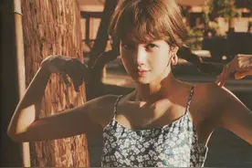 Lisa夏日写真出炉，一身藏蓝碎花吊带裙，双麻花辫鬼马元气图片