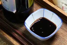 买来新酱油，别直接用，煮成“复合酱油”，做炒菜、凉拌菜香多了图片