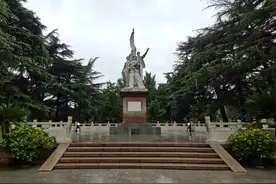 「文化名城看雕塑」丛台工农兵塑像，历史变迁见证者图片
