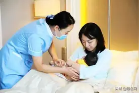 爸爸给儿子取名“宇凡”，护士手抖多写一笔，妻子大喜：不改了图片