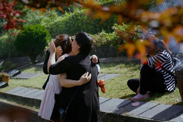 这些被互联网遗忘的家庭,他跟拍了12年:一度哭到拍不下去