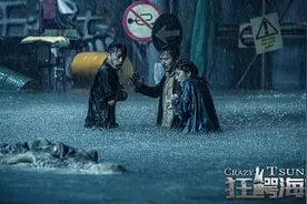 《狂鳄海啸》上线：塑料鳄鱼很可笑，王李丹妮根本没露大腿图片