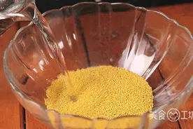 煮小米是冷水下锅还是开水？做对这2步，米汤油润发亮，太好喝了图片