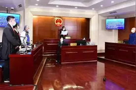 新闻周刊丨七旬老人打羽毛球被砸伤，该被赔偿吗？图片