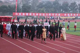 各专业运动会“开场秀”，建筑生文科生都能忍，看到医学生憋不住图片